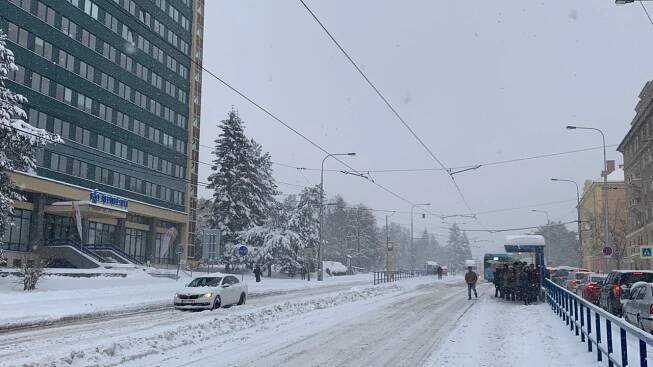 Ostrava pod sněhem: nehody, kolaps MHD, zpoždění nejen vlaků