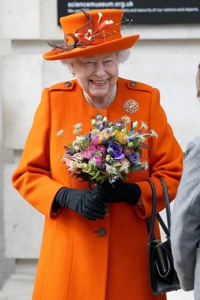 Byla tou nejzářivější duhou nad Británií! Podívejte, jak královna uměla svými kostýmky rozveselit každý pochmurný den