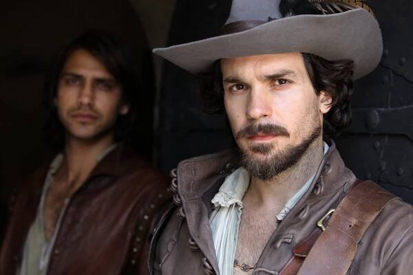 Tři mušketýři - Exil - Z filmu - Santiago Cabrera