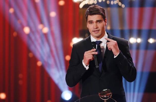 Moderátor Daniel Stach, nová tvář koronaviru: Proč hezouna z ČT Česko tak zbožňuje?!