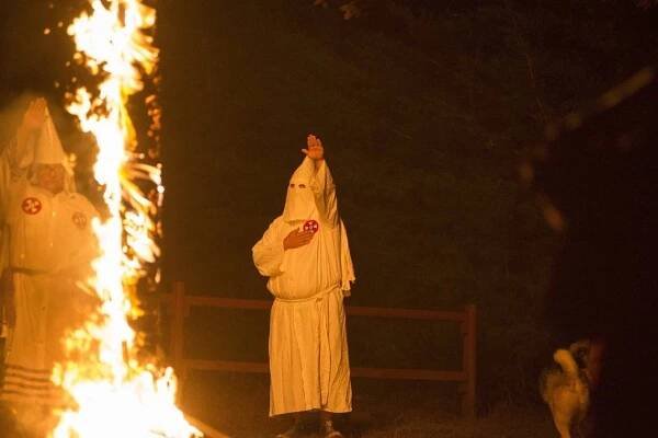 Ku-klux-klan změnil svou náborovou kampaň. Nové členy láká na sladkosti