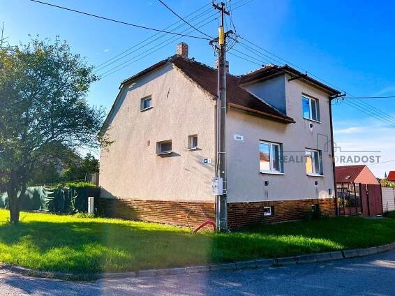 Prodej dvoupatrový rodinný dům 5+1 se zahradou, obec Lužice - Hodonín