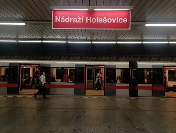 Fotogalerie • Nádraží Holešovice ♿ (Zastávka tramvaje, autobusu, stanice metra C) • Mapy.com