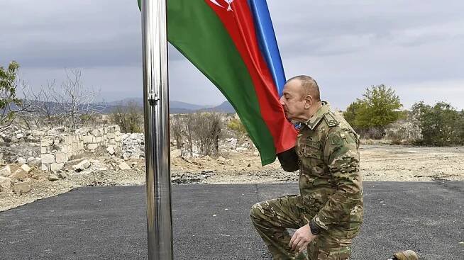Ázerbájdžánská armáda převzala Kelbadžar. Do týdne by měla Arménie předat i poslední region