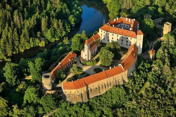 Hrad Bítov, mimořádný zážitek vás čeká 20. až 21. dubna, kdy se zdarma otevře zdejší hradní parkánová zahrada s panelovou výstavou o posledních soukromých majitelích hradu