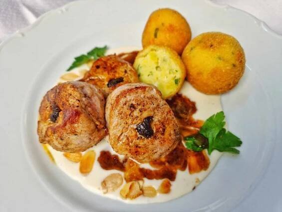 Slavnostní menu pro speciální příležitost za 1 150 Kč Tábor, Čelkovice Restaurace Romantik hotel Eleonora • Firmy.cz