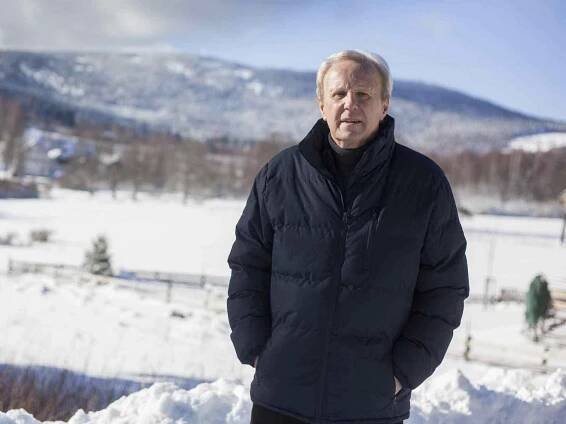 Nová řada krimiseriálu Policie Modrava se začne točit v létě. Jaroslav Soukup ladí na chatě v Srní scénáře. V seriálu TV Nova si opět zahrají šumavští ochotníci. Snímek z natáčení první řady. Na snímku Jaroslav Soukup.