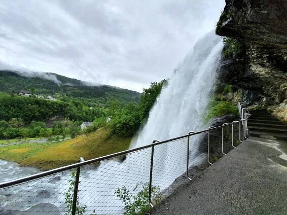 Steinsdalsfossen,Hardanger,norheimsund,øystese,hardangerfjord,hardangerfjorden,hardanger fjord hotel, sandven hotel, torefjell, sjusete,movatnet,mo, tørrvikbygd,samnanger,strandebarm,vesoldo,hardangerfjord adventure,nasjonal turistveg, riksvei 7, kvamskogen,kvam,furedalen,eikedalen, waterfall,fossefall,foss,barnevennlig.