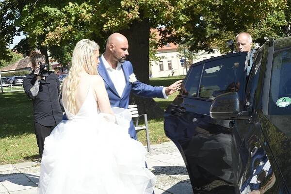 Toto jsou novomanželé Charlotte a Martin. Otec nevěsty na svatbě nebyl, nechtěl se účastnit „komedie“