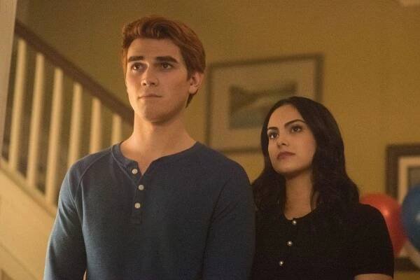 Riverdale - Kapitola 35: Překrásný nový svět - Z filmu - K.J. Apa, Camila Mendes