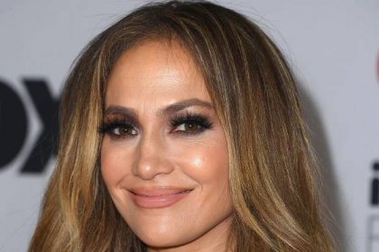 Jennifer Lopez Said Coffin Nails, but Make It Soft Glam — See Photo