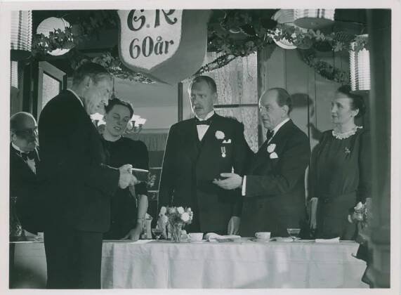 Carl-Gunnar Wingård, Emil Fjellström, Bellan Roos, Hugo Björne, Ivar Kåge - Tåg 56 - Z filmu