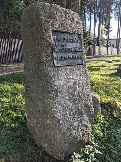 Soubor:Nový Svět (Harrachov) - pamětní deska prof. MUDr. Rudolfa Jedličky (5).jpg