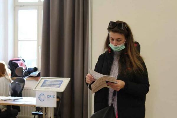 V středu 2. března se v Pardubicích otevřelo krajské asistenční centrum pomoci Ukrajině (KACPU). Pracovníci krajského úřadu budou dvacet čtyři hodin denně koordinovat služby ukrajinským občanům.