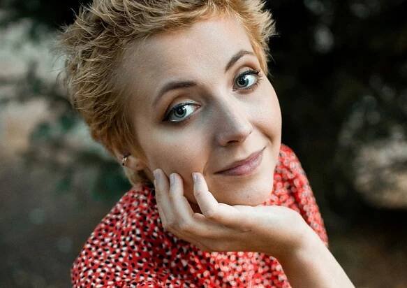 Anna Julie Slováčková vypouští do světa nový klip a singl „Sluneční zář“ - ARTSTAR V.I.P.