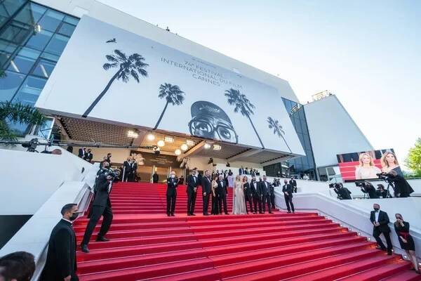 CANNES, FRANCE - 09 JUILLET 2021 : Olivier Rabourdin, Daphne Patakia, Paul Verhoeven, Virginie Efira, Clotilde Courau et David Birke arrivent pour la projection du film "Benedetta" à la 74ème édition du Festival de Cannes — Image