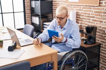 Invalidům sahají na důchody, díky pokrokům v medicíně jsou na tom prý lépe než dříve. „Pitomost,“ tvrdí expert