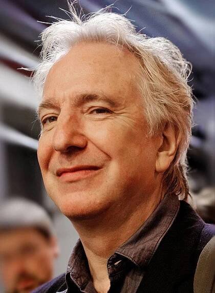Britský herec Alan Rickman se objevil v tak rozdílných filmech jako je Smrtonosná past (1988) a Láska nebeská (2003). V roce 2016 podlehl rakovině slinivky ve věku 69 let.