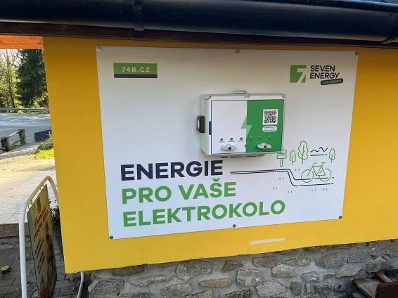 Fotografie - Rybí restaurace Hůrka - nabíjecí stanice pro elektrokola - 08.03.2023