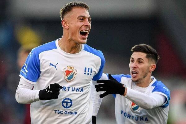 Osmifinále českého fotbalového poháru MOL Cupu: FC Baník Ostrava - AC Sparta Praha, 20. listopadu 2022, Ostrava. (zleva) Filip Kaloč z Ostravy a Srdan Plavšic z Ostravy