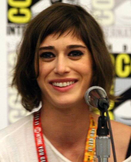 Lizzy Caplan - Wikipedia