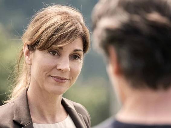 „Meiberger“-Star Ulrike C. Tscharre im tele-Talk zur neue ServusTV-Serie