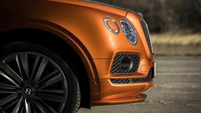 Nejrychlejší SUV světa! Lambo těsně prohrálo s luxusním Bentley