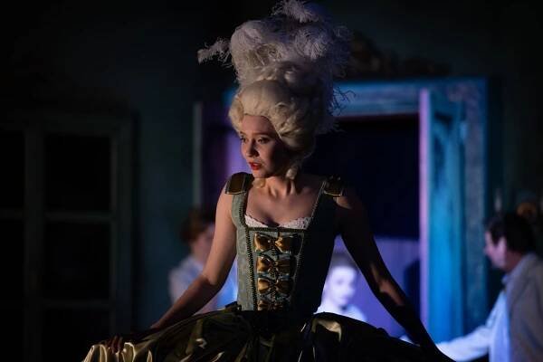 Sára Erlebachová na zkoušce inscenace Marie Antoinetta. (Foto: Martin Kusyn)