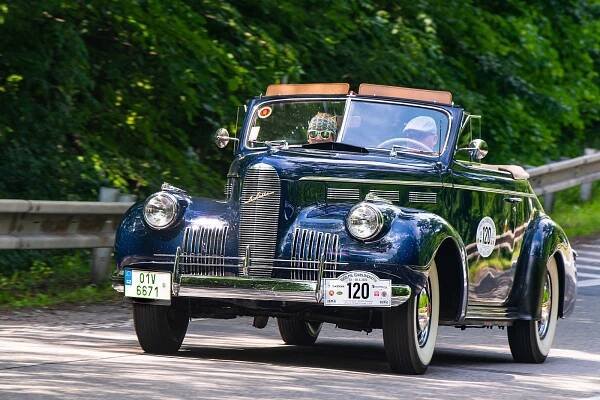 Závod historických aut: v sobotu vozy zastaví i v Brně a ve Slavkově u Brna