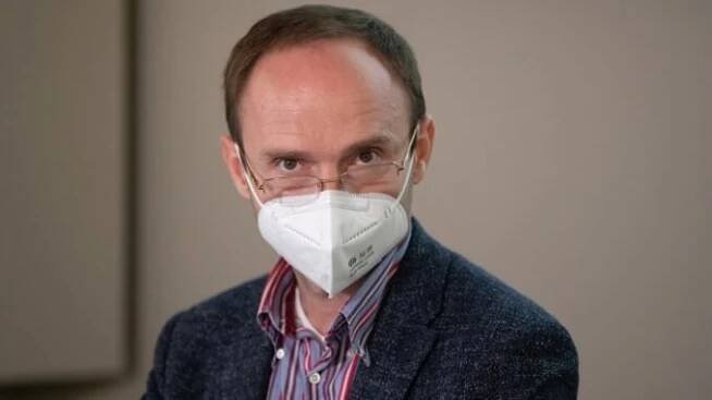 Cestování přispívá k šíření varianty delta, míní epidemiolog Jan Kynčl ze SZÚ. Objasnil, čeho se musí dosáhnout