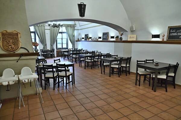 Miniburgery, cibulové kroužky, hranolky a nápoj pro 1 či 2 osoby