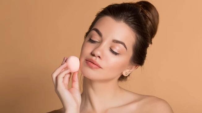 Nejlepší make-up na jaro a léto: Tyhle ideálně kryjí, jsou lehké a mají sametový finiš! A který získal titul „zázrak z drogerky“?