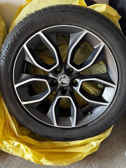 Zimní sada Bridgestone Blizzak 235/50 R19 s disky Crater