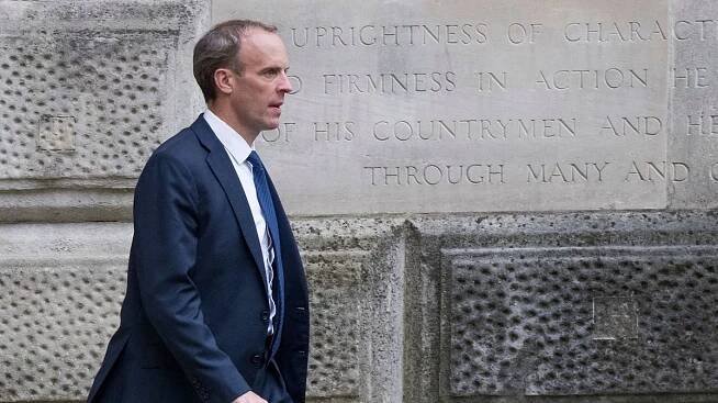 Zvládnu to z pláže. Raab přemluvil Johnsona, aby nemusel kvůli Afghánistánu pryč z dovolené - Novinky