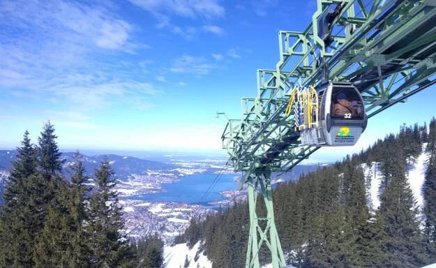 Die Wallbergbahn im Winter, im Hintergrund der Tegernsee