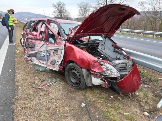 Nehoda na D5: Řidiče ze sešrotovaného auta tahali náhodní svědci!
