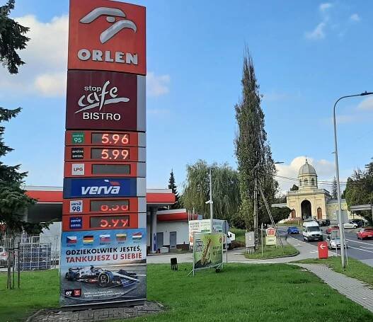 VIDEO: V Polsku stále výhodně. Ceny pohonných hmot se nezvedly ani po volbách