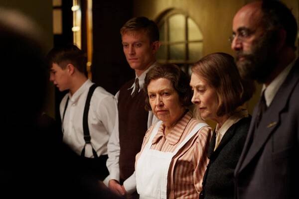 Vyšší a nižší společnost - Z filmu - Neil Jackson, Anne Reid, Jean Marsh, Art Malik