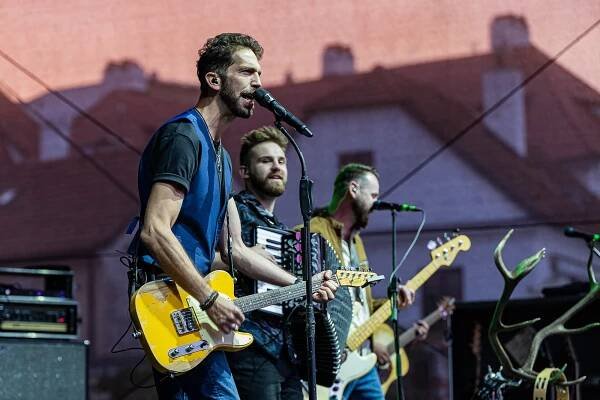 Kapela Jelen zahájila Krumlov Open Air 2024. Zaplnila Pivovarskou zahradu