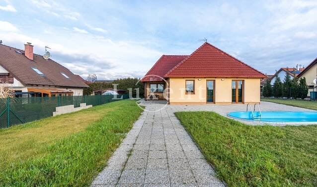 Pronájem rodinného domu 4+kk, 160 m2, na poz. 1000 m2, Červený Újezd, Praha-západ | Reality.iDNES.cz 