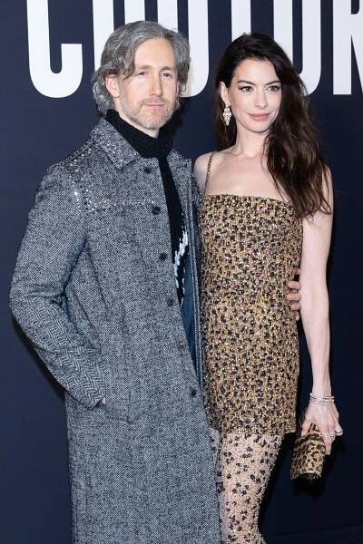 Anne Hathaway and Adam Shulman at the Valentino Haute Couture photo call on January 25, 2023 in Paris