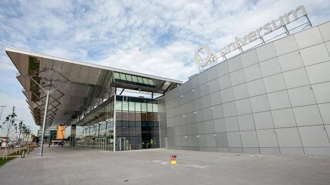 Nová hala O2 universum se rozkládá na čtyřech podlažích s celkovou plochou téměř 50 tisíc metrů čtverečních. Disponuje 21 sály s kapacitou dohromady 10 tisíc návštěvníků.
