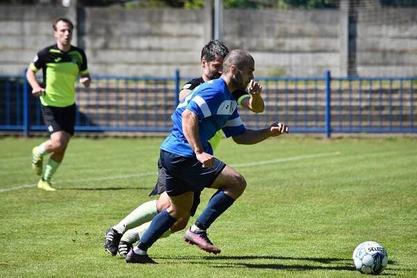 Kam za fotbalem: V Olších boj o třetí místo, B-třídu okoření okresní derby