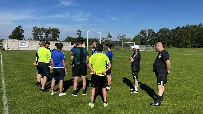 Sudí z ligy ukazoval okresním rozhodčím, jak pracovat s píšťalkou a praporkem