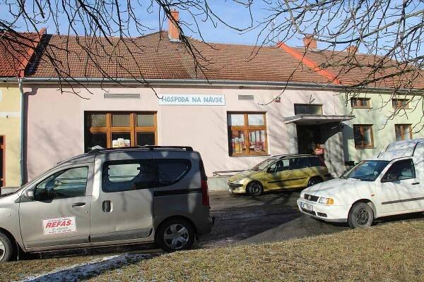 Skrbeň. Obecní hospoda na návsi