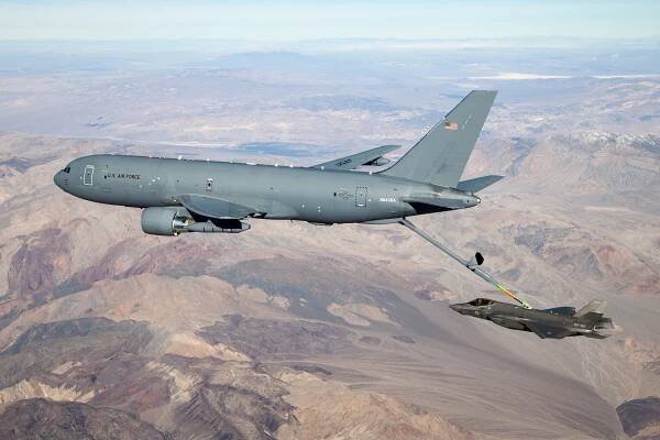 Nad Evropou létají tankovací letouny KC-46. Američané se snaží v podmínkách operačního nasazení dokončit jejich vojskové zkoušky