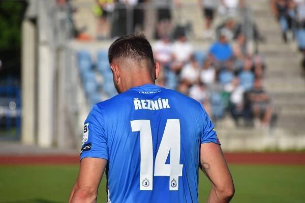Dva ze tří kroků splněny. Domů jede zraněný kapitán ale i dvoubrankový mečbol