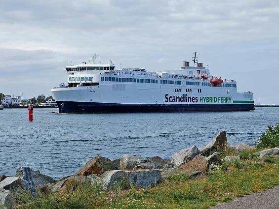 Skandinavien weißes Schiff Fähre Scandlines auf Ostsee Wasser