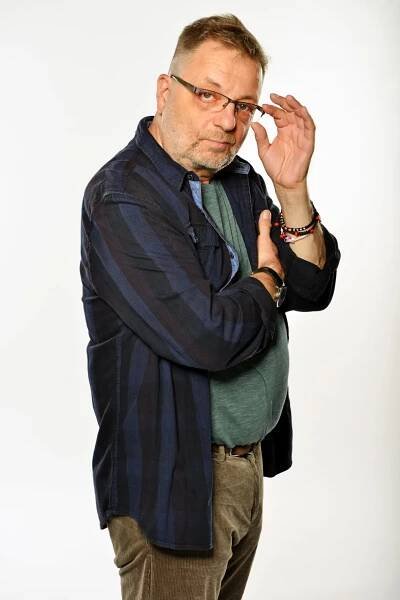 Milan Šteindler si v Dvojce na zabití zahrál vyšetřovatele Dlouhého. Rád sedí u svého stolu a čeká, až skončí pracovní doba. Má slabost pro dámské nohy.