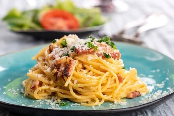 špagety carbonara na modrém talíři - chody - stock snímky, obrázky a fotky